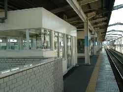 前橋駅のホームの待合室