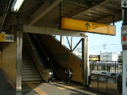 前橋大島駅の階段とエスカレータ
