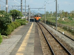 国定駅に入線する列車