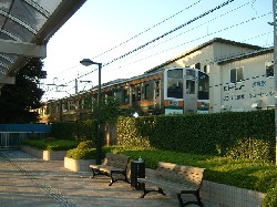 前橋大島駅に入線する列車